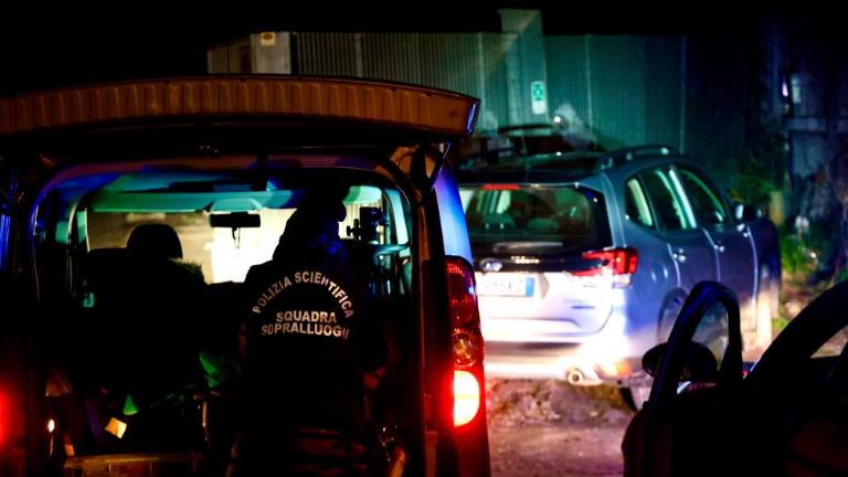 Policisti in forenziki v Starem pristanišču, kjer so v sredo popoldne našli mrtvega alžirskega državljana