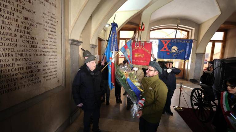 Decima Mas z vencem na občini, protest antifašistov na Korzu