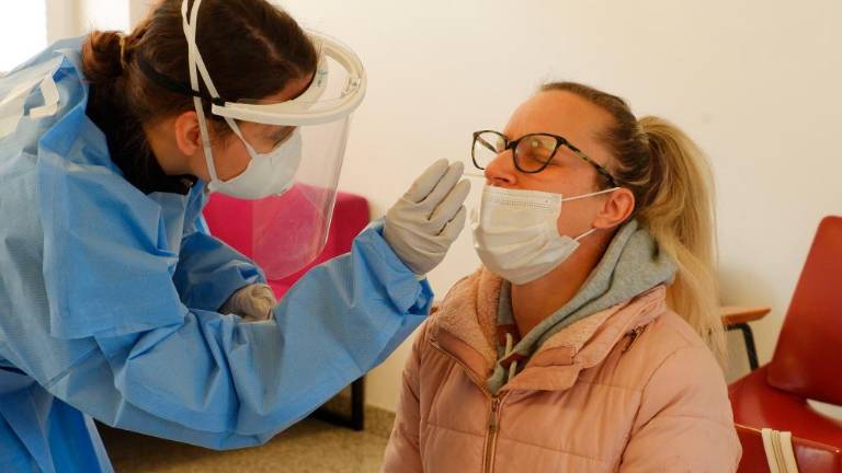 Za potrditev okužbe od torka v Sloveniji dovolj hitri antigenski test