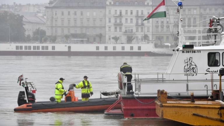 Na Donavi v Budimpešti se je potopila turistična ladja