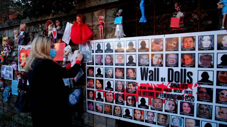 Stena lutk proti nasilju nad ženskami