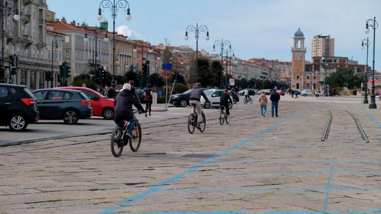 Sonce privabilo na ulice kolesarje in tekače