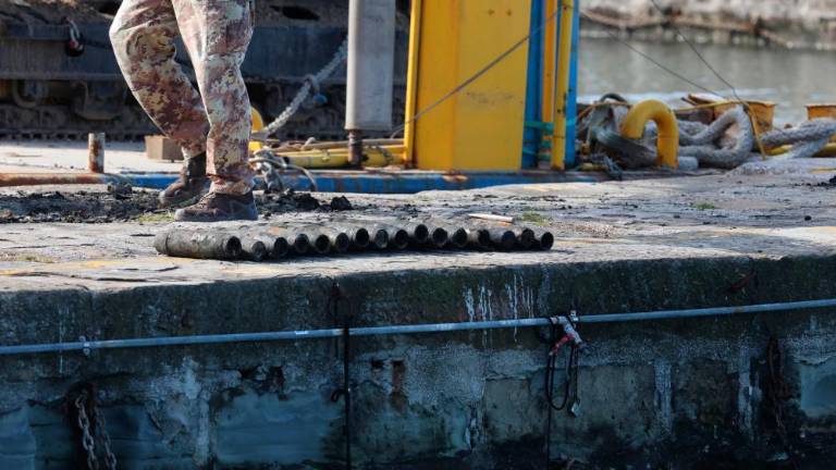 Topovske izstrelke odpeljali iz barkovljanskega portiča (foto)