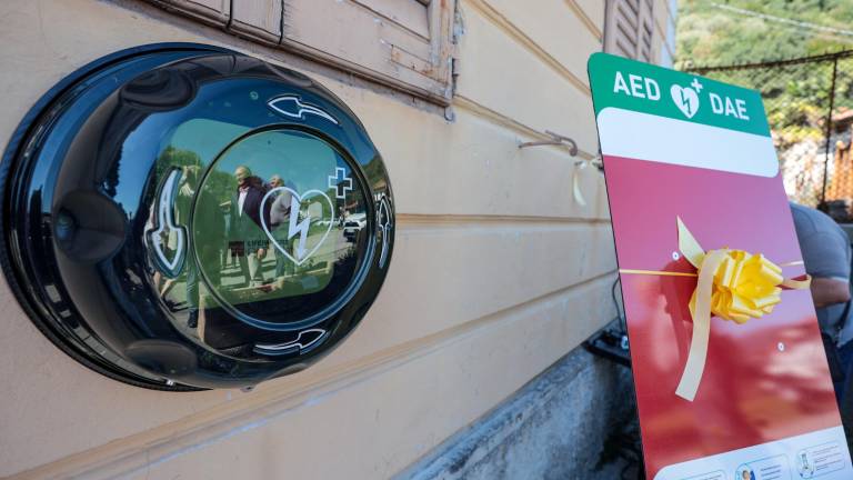 Prerezali trak pred novim trijezičnim defibrilatorjem