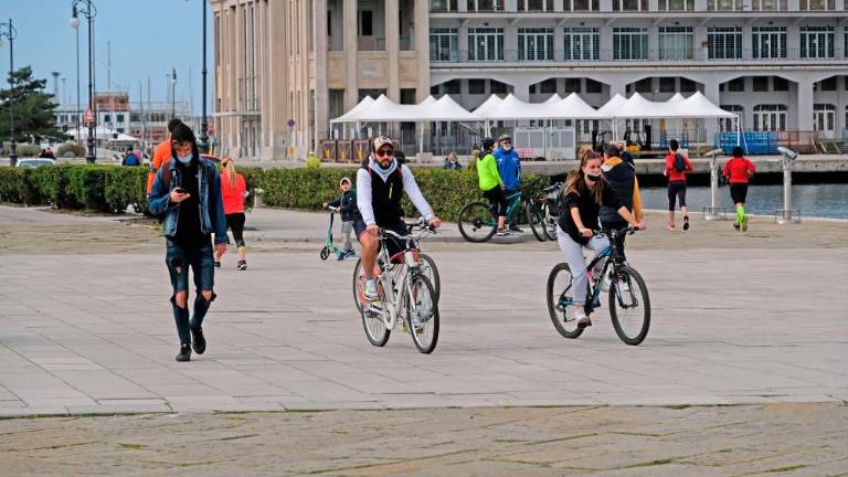 Sonce privabilo na ulice kolesarje in tekače