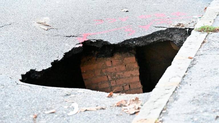 Globoka luknja v Ulici Tesa se je zvečer še povečala