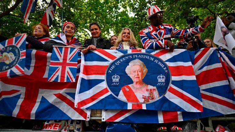 V Londonu se je začelo praznovanje ob jubileju kraljice Elizabete (foto)