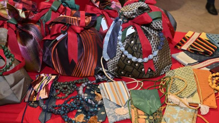 Unikatne ogrlice in torbe, panetoni in čokoladni bomboni