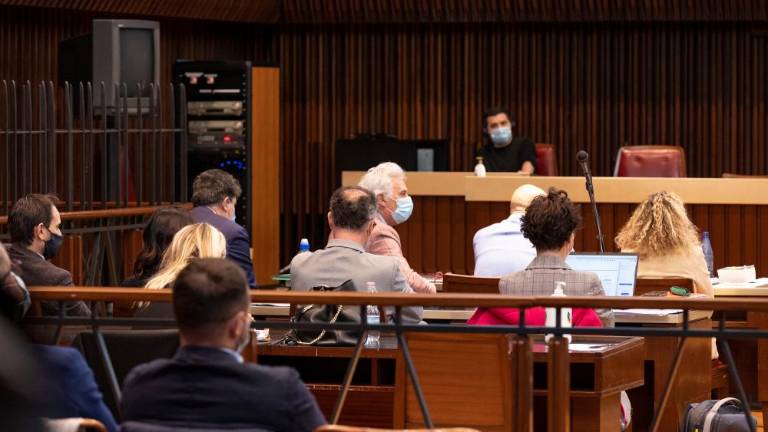 Umor policistov: še vedno brez odločitve glede sojenja