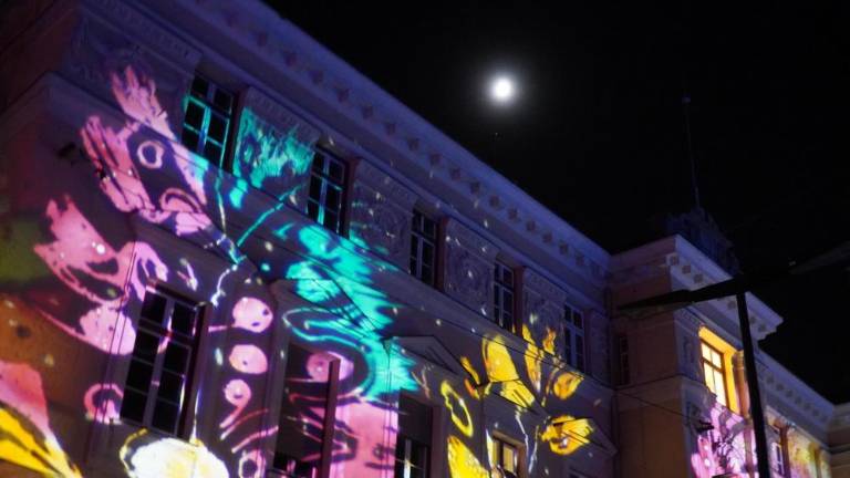 Čezmejni trg praznično osvetljen