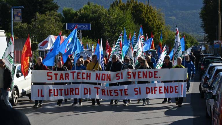 Množica v podporo delavcem tovarne Startech