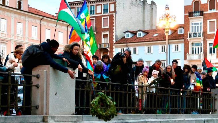 V Trstu hodili za mir, a tudi za Stanko Hrovatin in umrle migrante (foto)