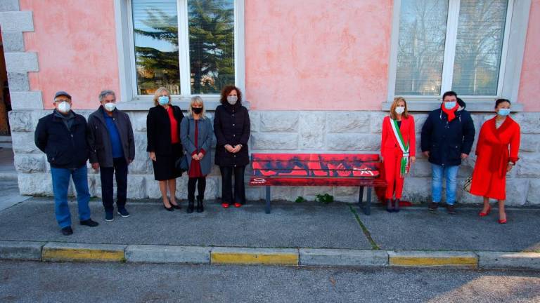 Rdeče klopi proti nasilju nad ženskami