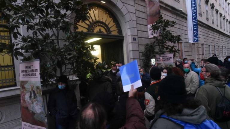 Protest proti covidnemu potrdilu pred muzejem Revoltella