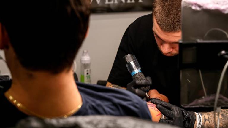 Umetniki tetovaž in piercingov v Starem pristanišču