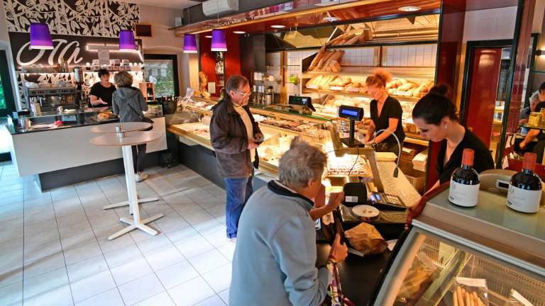 Peki in trgovci zategujejo pasove