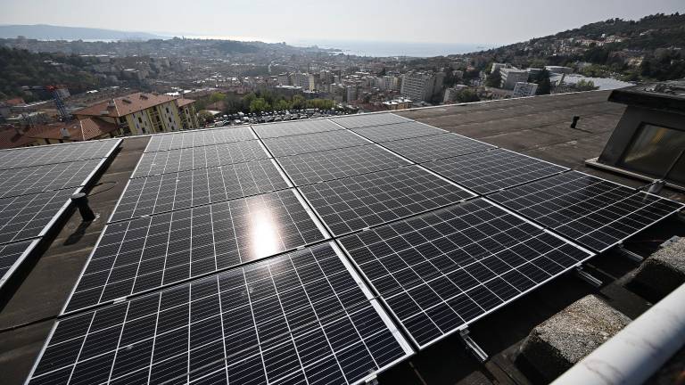 Univerza je skoraj prepolovila emisije