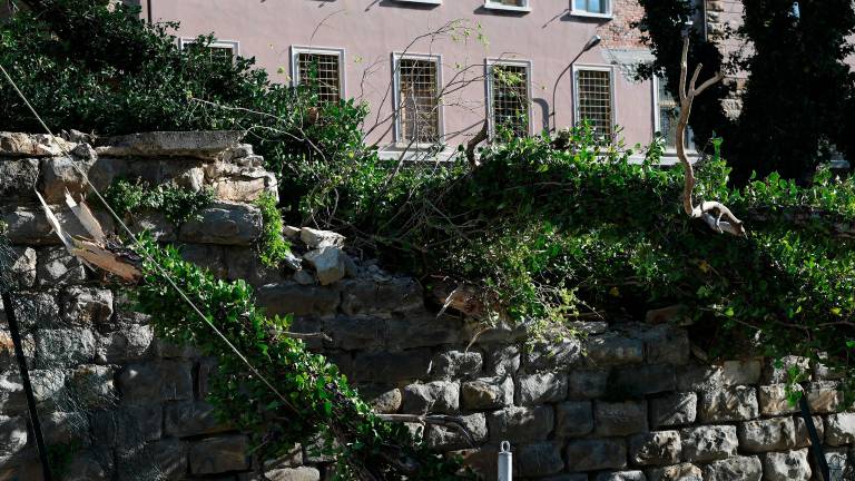 Burja s sunki do 111 km/h in visoko povprečno hitrostjo povzroča težave