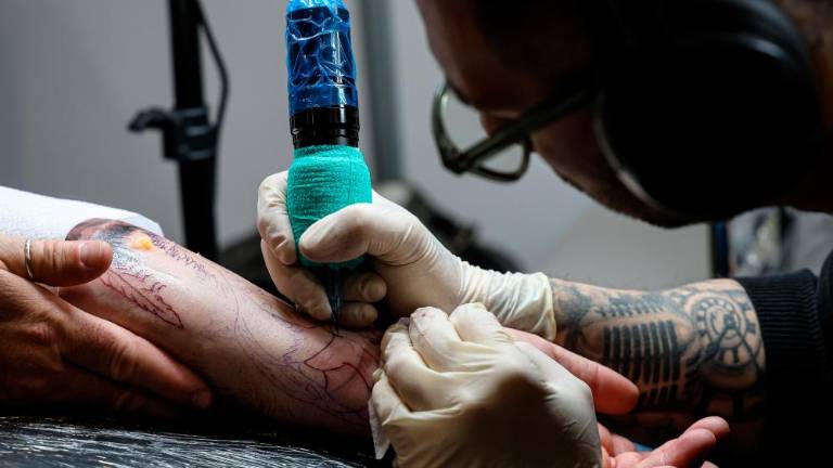 Umetniki tetovaž in piercingov v Starem pristanišču