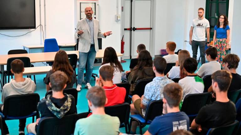 Dijaki DIZ Jožef Stefan prvi prestopili šolski prag (foto)