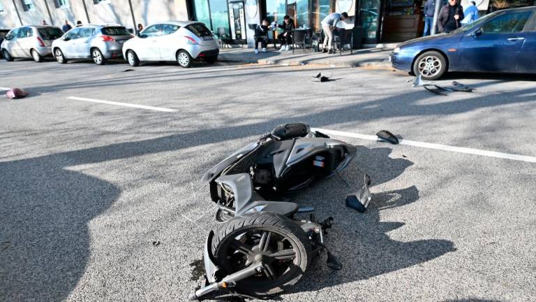 V Ulici Locchi trčila avtomobil in skuter