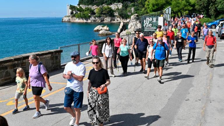 Člani banke peš od Nabrežine do Miramara