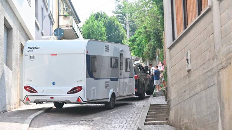 S počitniško prikolico kar po ozki in strmi Ulici Sara Davis