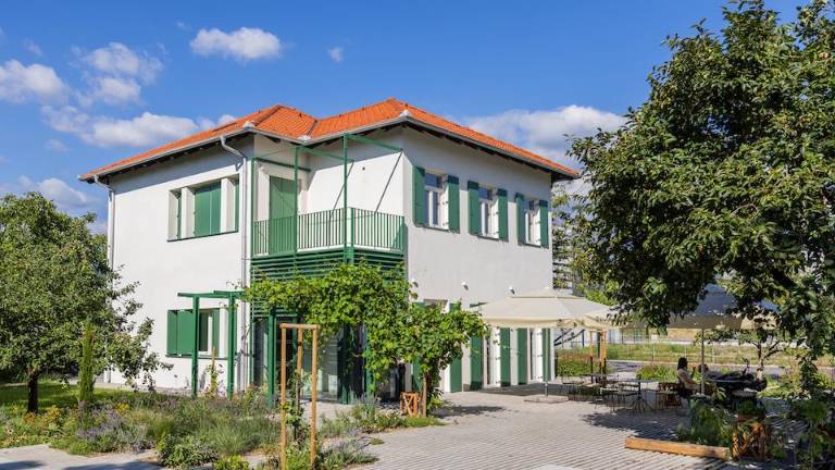 Odpirajo Super 8 in kavarno EPIC