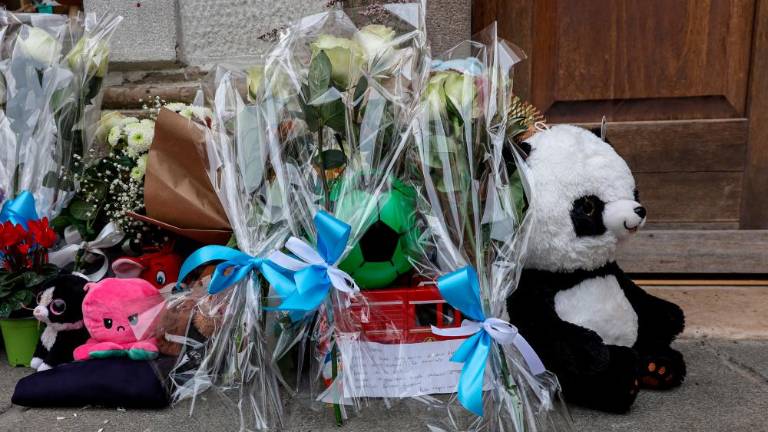 Igrače in pisemca pred hišo, v kateri je izgubil življenje devetletni Giovanni (LUCA TEDESCHI/FOTODAMJ@N)