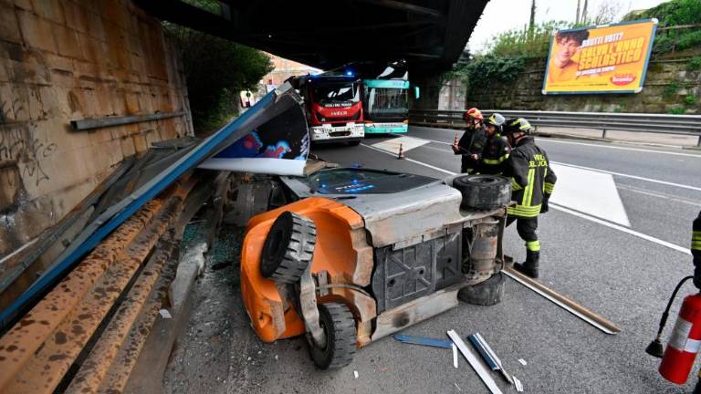 Viličar trčil v nadvoz in padel s tovornjaka