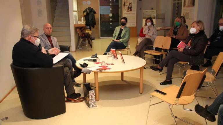 »Težko je govoriti o poeziji, ko ne tako daleč od nas grmijo topovi«