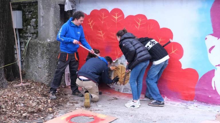 Na dvorišče Prosvetnega doma prihaja mural za Tomažiča
