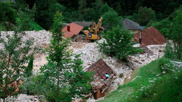 V Kokri plaz poškodoval deset hiš