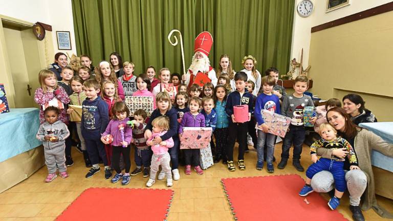 Otroke je obiskal Miklavž