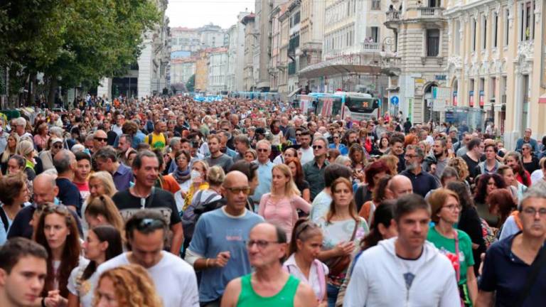 Več tisoč demonstrantov proti covidnemu potrdilu