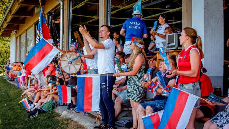 Energija, trobenta, Žile, čustva, ponos, gostilna in rdeče majice