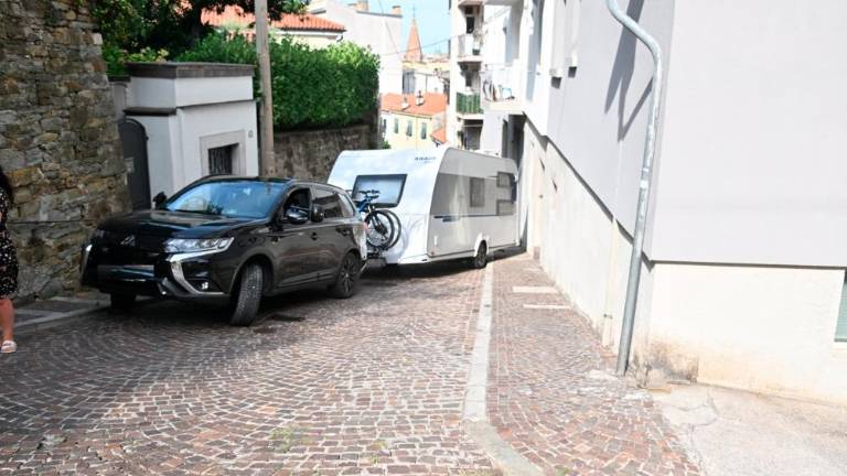 S počitniško prikolico kar po ozki in strmi Ulici Sara Davis