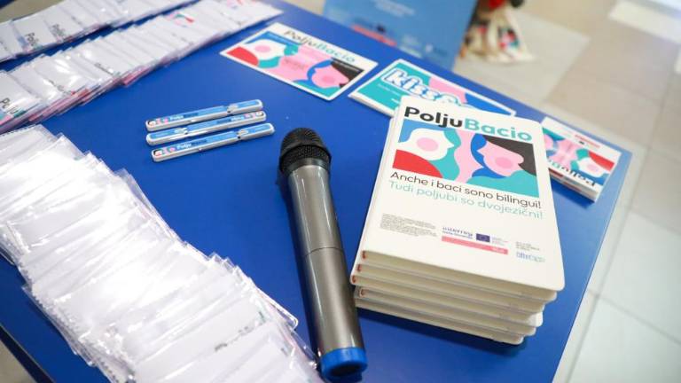 Dvojezičnost spodbujajo s »poljubi«