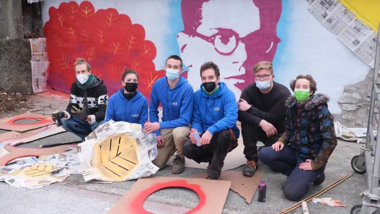 Na dvorišče Prosvetnega doma prihaja mural za Tomažiča