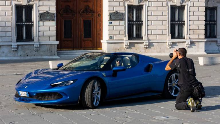 Modri ferrari» drvel« po Trstu