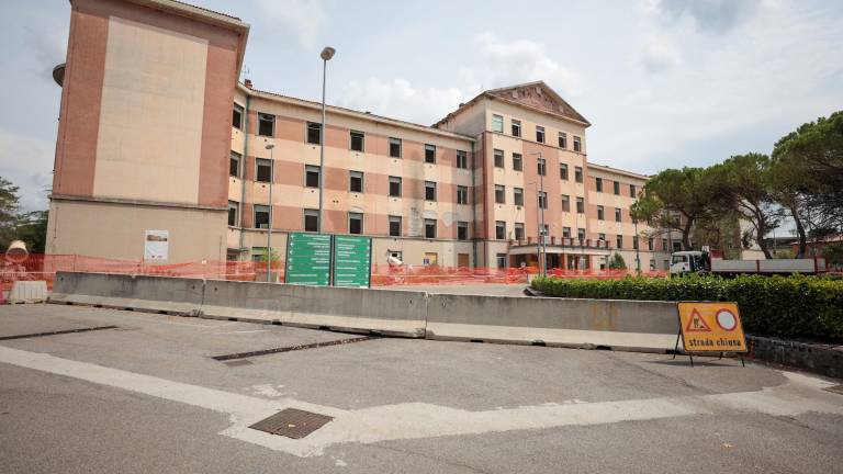 Ob začetku rušenja prepovedali parkiranje pred bolnišnico