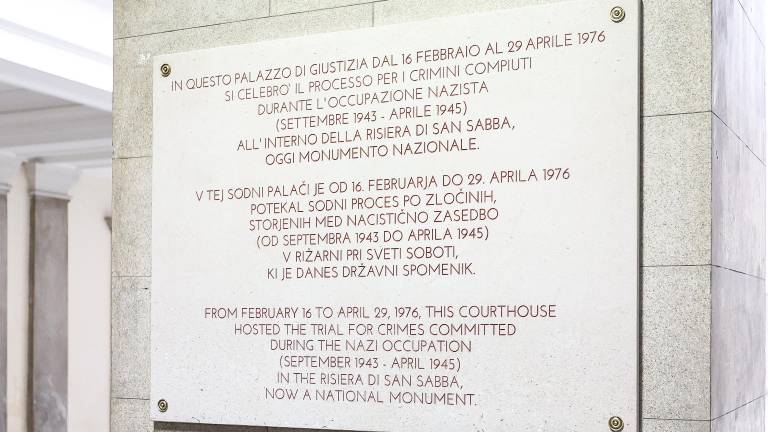 Trijezična tabla na tržaškem sodišču spominja na procese za zločine v Rižarni iz leta 1976