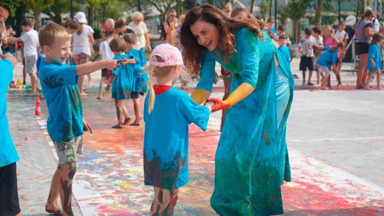 Vitruvijska ženska nagovarja k miru in sožitju (foto)