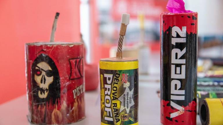 S petardami povzročila škodo