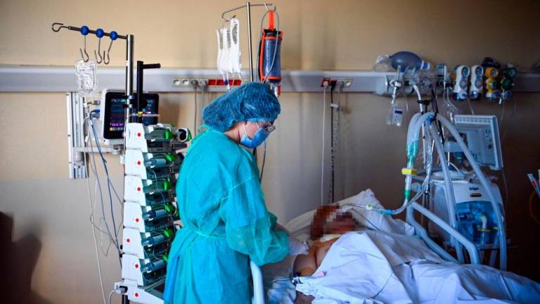Število hospitaliziranih covidnih bolnikov v Sloveniji rahlo manjše