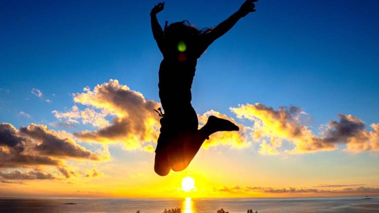 Ženska lepota in trenutki svetlobe, ki rodijo senco