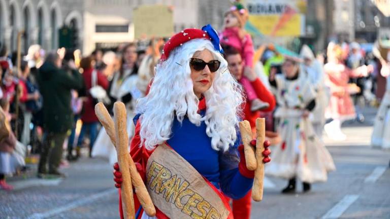 Višek Tržaškega pusta s pisanim sprevodom po mestnih ulicah