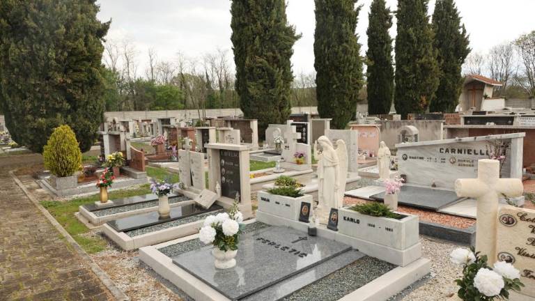 Pred pokopališči se potikajo tatovi