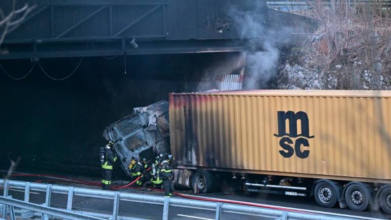 Na avtocestnem priključku pri Trebčah gorel tovornjak