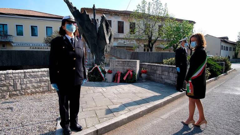 Spoštljiv poklon padlim ob 25. aprilu